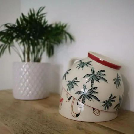 The Little House, Boutique Home Near The Sea ชิชิสเตอร์ ภายนอก รูปภาพ