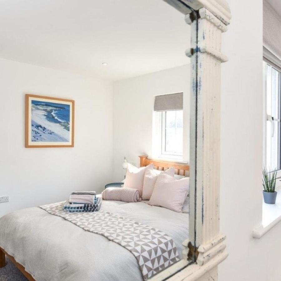 The Little House, Boutique Home Near The Sea ชิชิสเตอร์ ภายนอก รูปภาพ